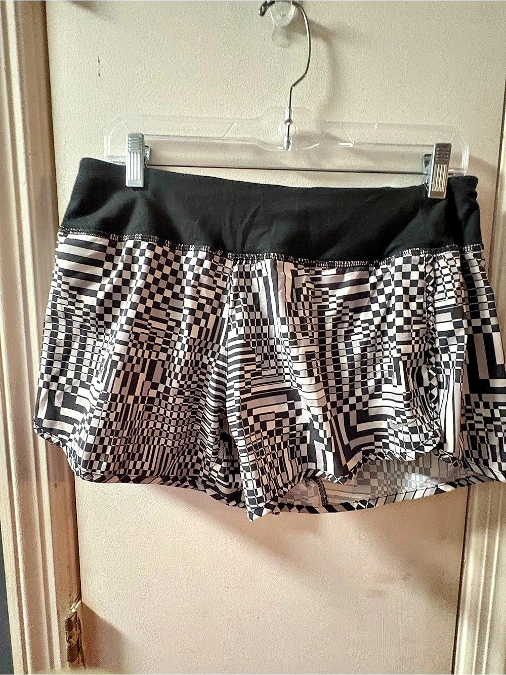 Nike Dri-FIT Geometric Athletic Shorts in Black & White Size Medium